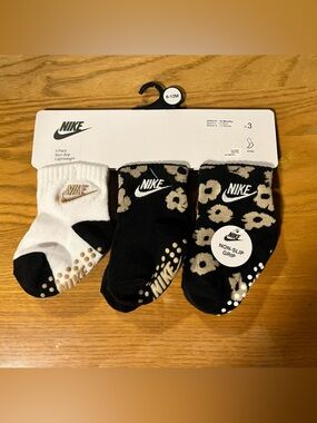 Nike Kids Black & White Floral Non-Slip Crew Socks - 3 Pack